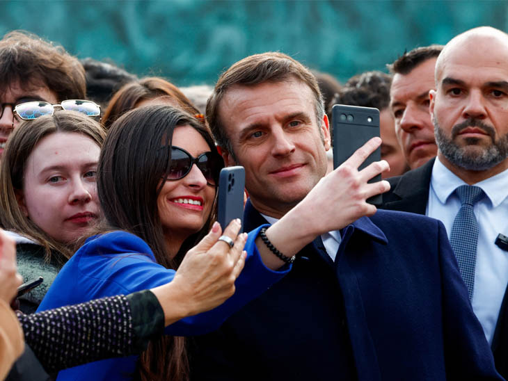 अबॉर्शन कानून बन जाने के बाद महिलाओं ने प्रेसिडेंट इमैनुएल मैक्रों के साथ सेल्फी ली।