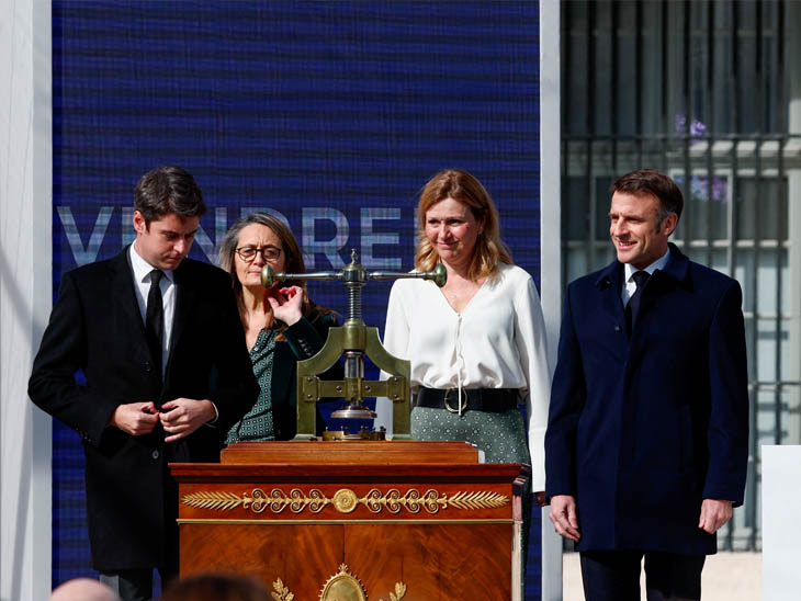 सेरेमनी के दौरान फ्रांस के राष्ट्रपति इमैनुएल मैक्रों (एकदम दाएं)। साथ में प्रधानमंत्री गैब्रिएल अत्तल।