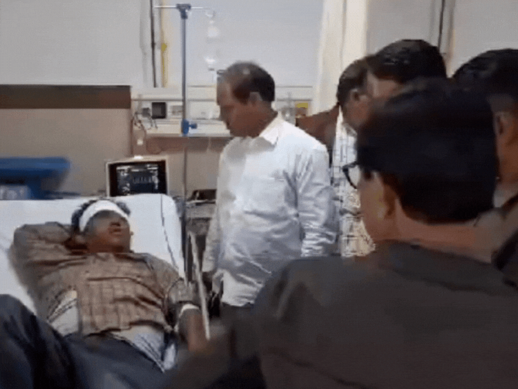 big accident in Uttar Pradesh : Speeding car collides with parked truck ...