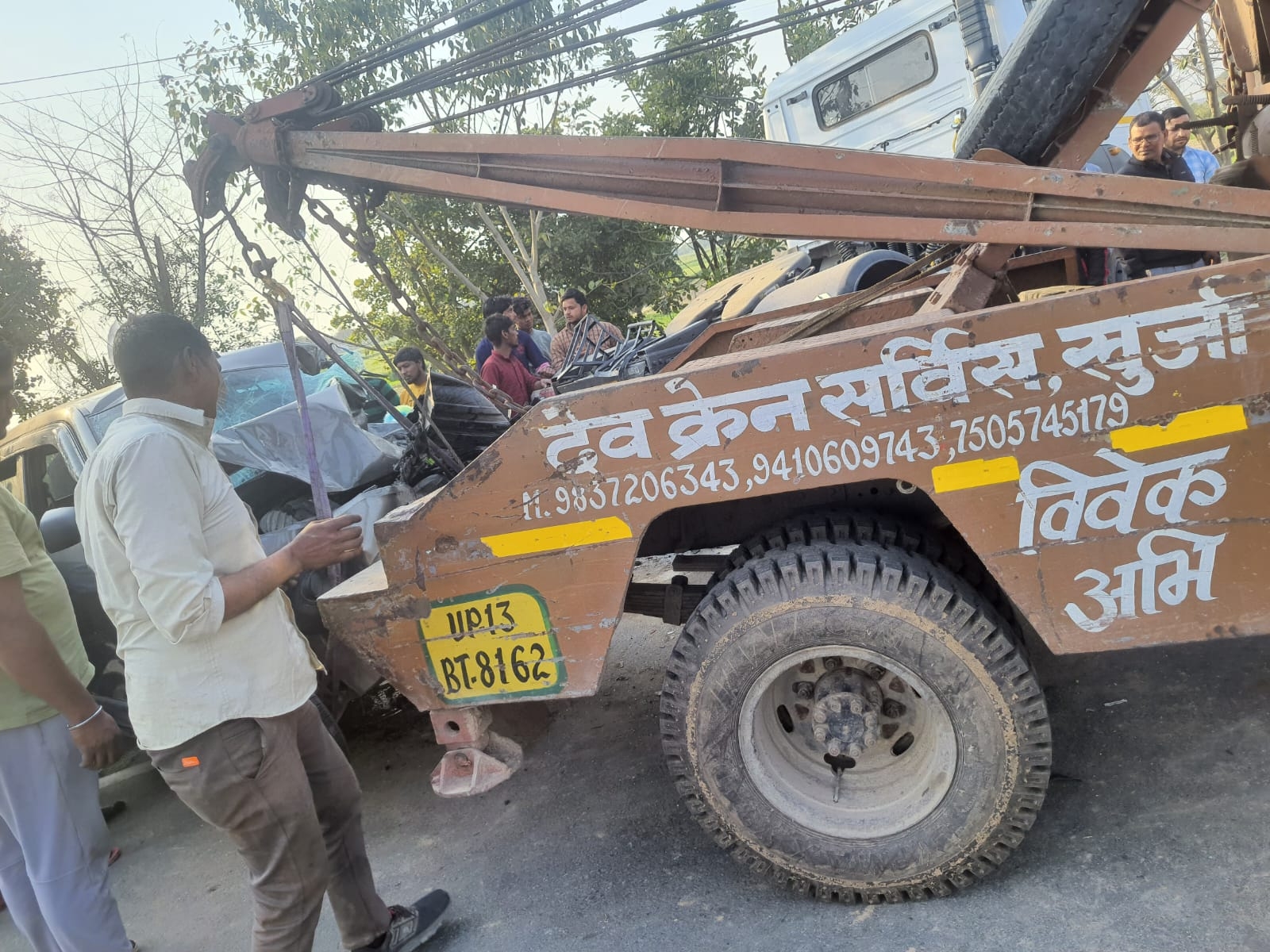 big accident in Uttar Pradesh : Speeding car collides with parked truck ...