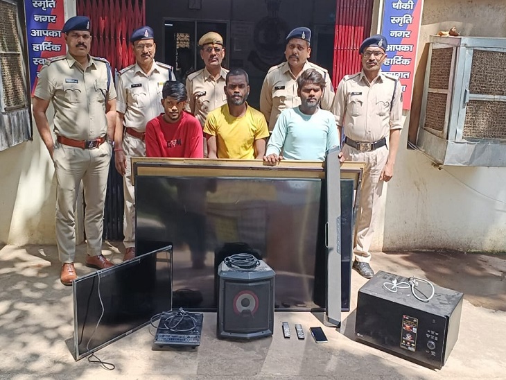 पुलिस की गिरफ्त में शातिर चोर और जब्त सामान। - Dainik Bhaskar