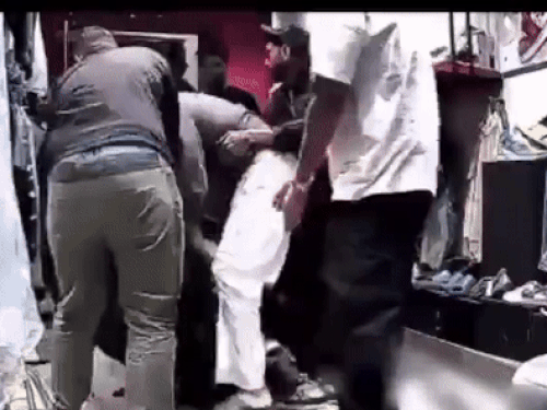 एल्विश यादव ने जमीन पर गिराकर युवक से मारपीट की।