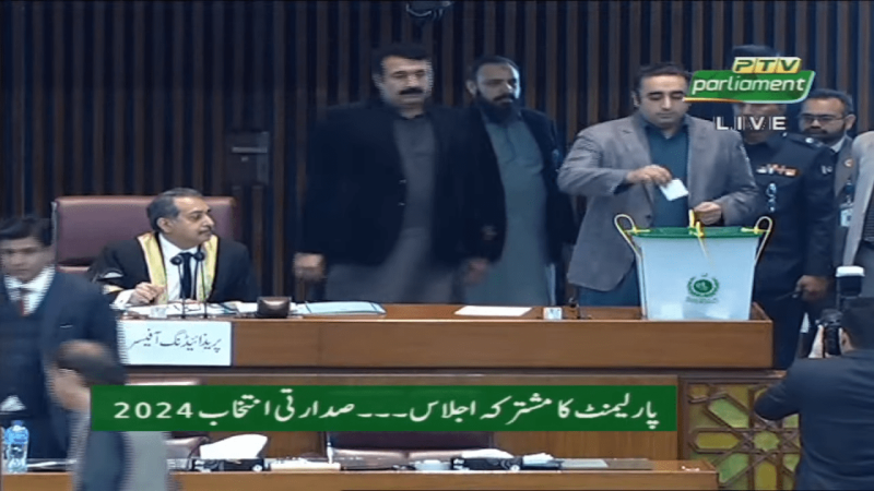 राष्ट्रपति चुनाव के लिए नेशनल असेंबली में वोट डालते PPP चेयरमैन बिलावल भुट्टो। (क्रेडिट- PTV)