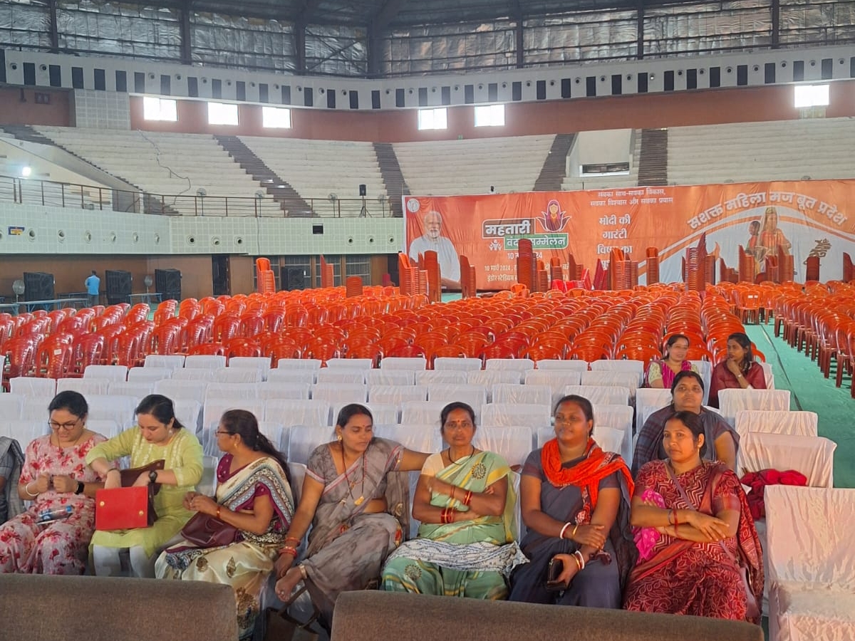 महतारी वंदन सम्मेलन के लिए बहतराई स्टेडियम सज धज कर तैयार।
