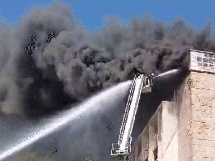 शनिवार सुबह वल्लभ भवन में भीषण आग लग गई। करीब 3-4 घंटे की मशक्कत के बाद इस पर काबू पाया गया।