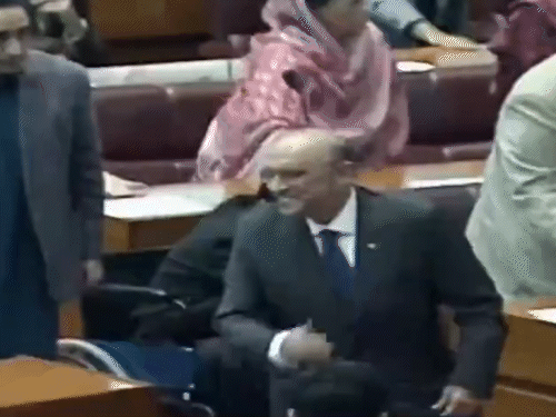 पाकिस्तान की नेशनल असेंबली में राष्ट्रपति पद के चुनाव के लिए वोट डालने से पहले समर्थकों का अभिवादन करते जरदारी। - Dainik Bhaskar