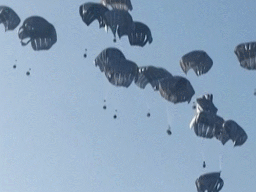 अमेरिका ने 3 मार्च को गाजा के दीर अल बलाह इलाके में खाने के बक्से गिराए थे। लोग इन्हें लेने के लिए दौड़ पड़े थे। (क्रेडिट- न्यूयॉर्क टाइम्स)