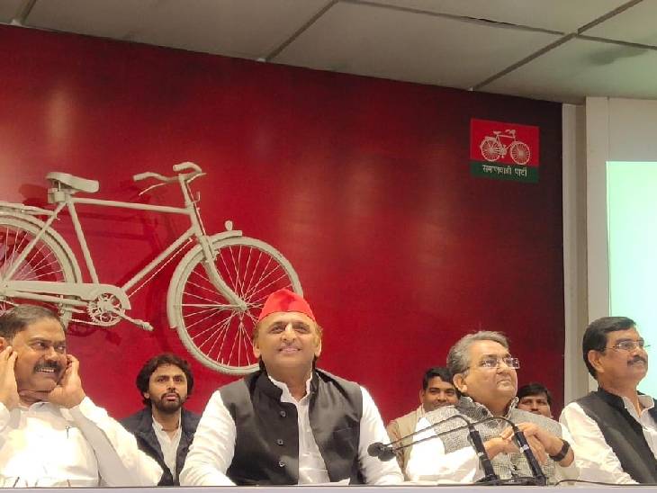 अखिलेश ने कहा- पूरी पुलिस पैसा ले रही है। इतनी करप्ट पुलिस कभी नहीं हुई होगी।