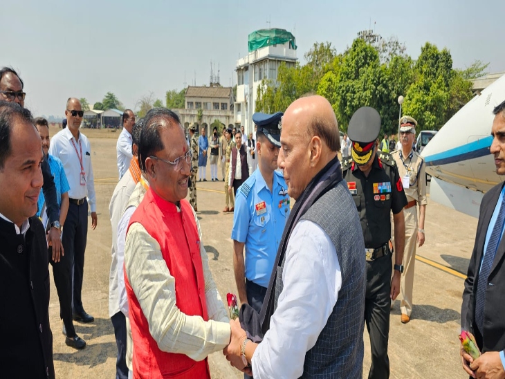 एयरपोर्ट पर सीएम विष्णु देव साय ने किया राजनाथ सिंह का स्वागत।