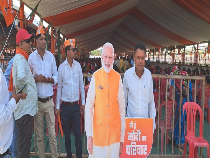 साइंस कॉलेज में मैदान में जुटी भीड़।