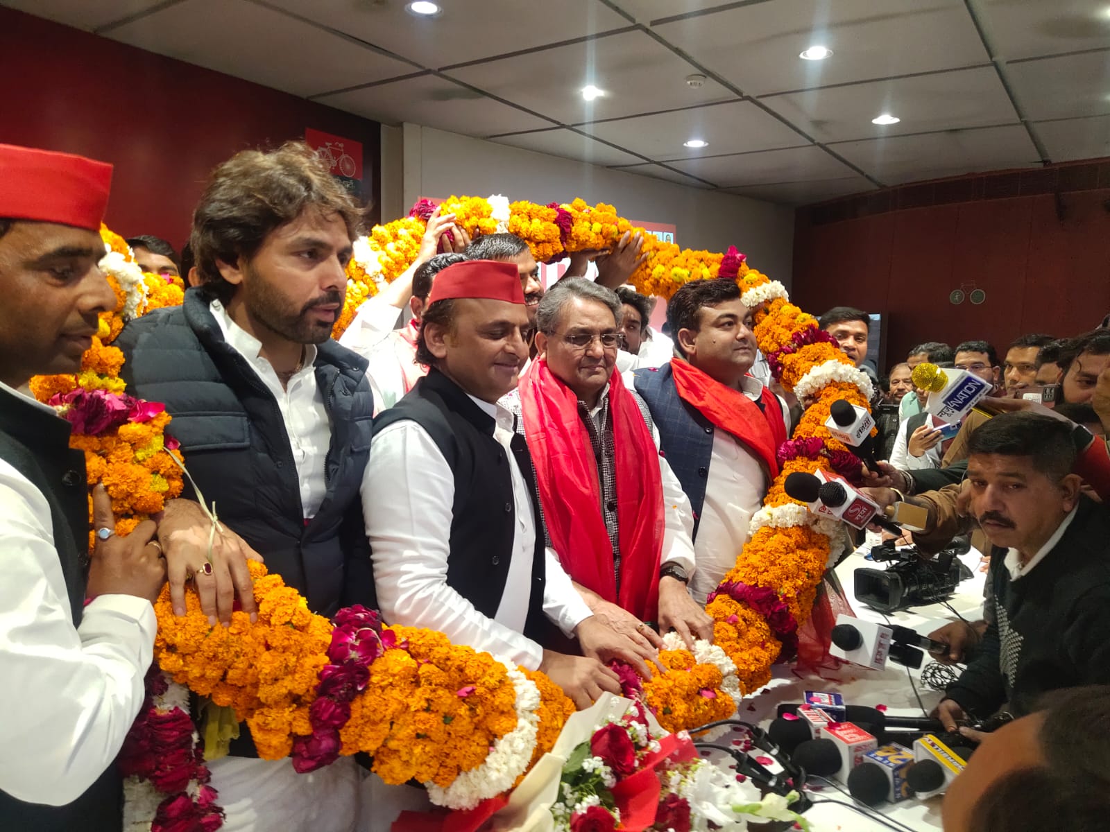 अखिलेश यादव के साथ ही सपा के नए सदस्यों का स्वागत किया गया।