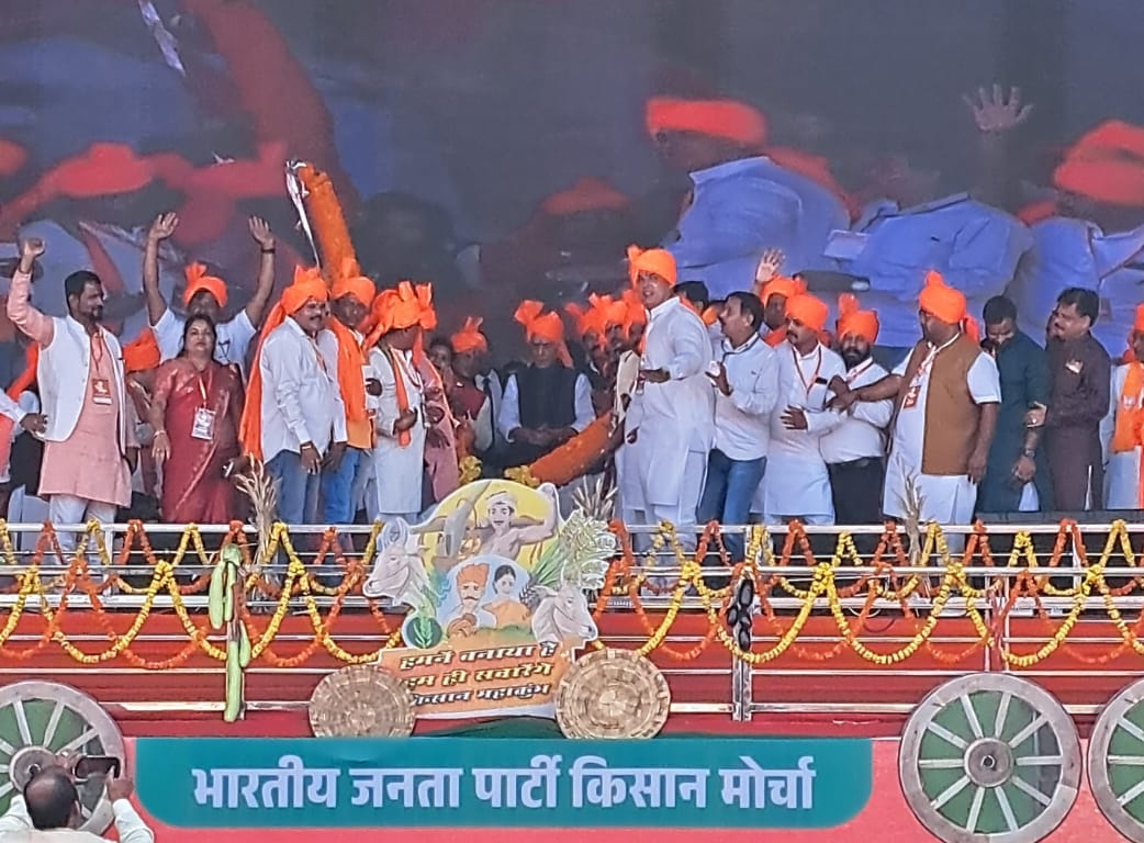 बीजेपी नेताओं ने रक्षामंत्री राजनाथ सिंह का स्वागत किया।