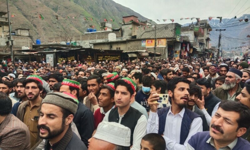 खैबर पख्तूनख्वा के कई शहरों में PTI कार्यकर्ताओं ने चुनाव में धांधली के खिलाफ प्रदर्शन किए।