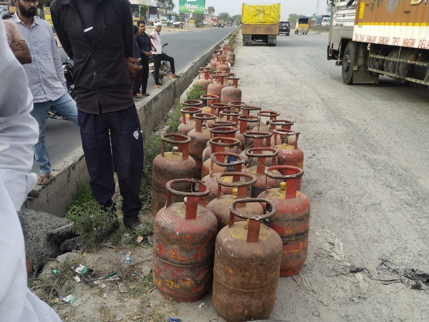Pickup loaded with LPG cylinder overturned on the highway | हाईवे पर ...