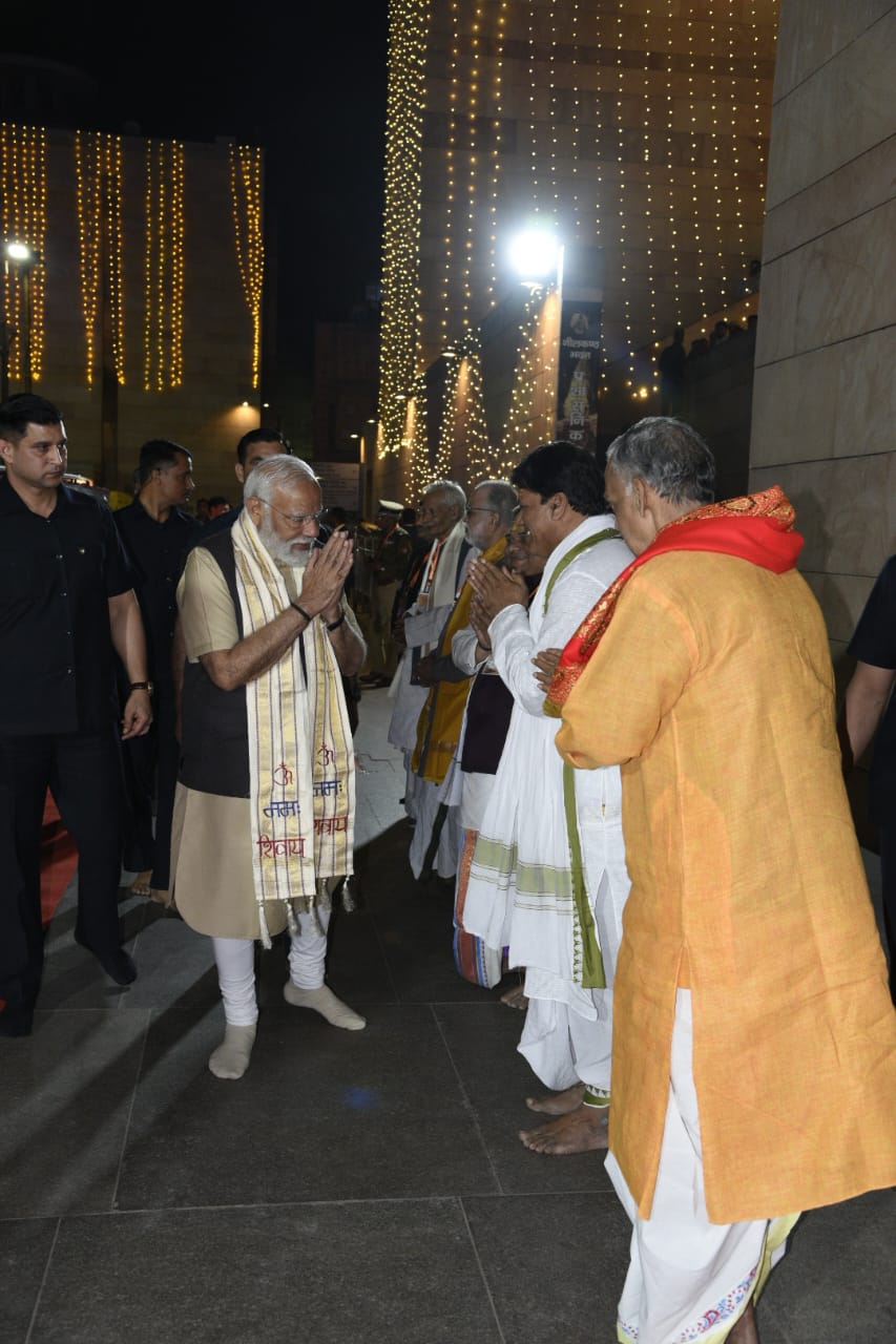 श्रीकाशी विश्वनाथ मंदिर में दर्शन के बाद PM मोदी ने कमिश्नर कौशल राज शर्मा, मंदिर ट्रस्ट के अध्यक्ष और सदस्यों से मुलाकात की।