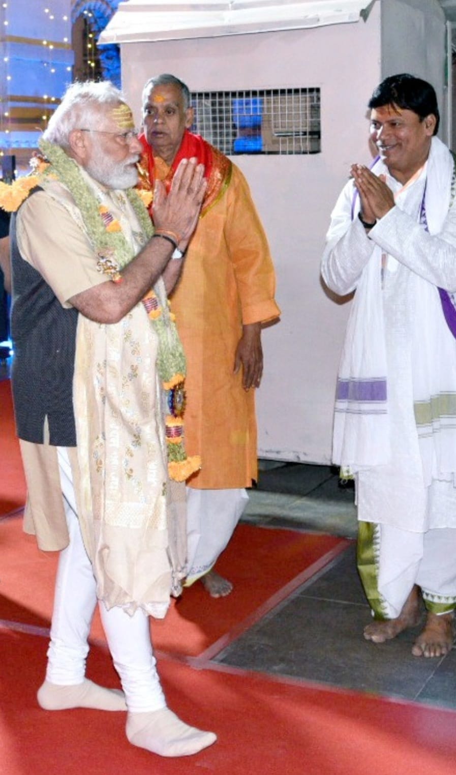 श्रीकाशी विश्वनाथ मंदिर के ट्रस्टी डॉ. वेंकट रमन घनपाठी PM मोदी का हाथ जोड़कर स्वागत करते हुए। इस दौरान PM ने हाथ जोड़कर अभिवादन किया।