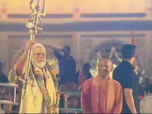 श्रीकाशी विश्वनाथ मंदिर में जब मोदी ने त्रिशूल उठाया तो मुख्यमंत्री योगी आदित्यनाथ से लेकर पूरे श्रद्धालु हर-हर महादेव के जयघोष करने लगे।