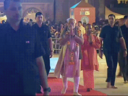 श्रीकाशी विश्वनाथ मंदिर में लोगों का डमरूओं के निनाद पर विश्वनाथ मंदिर में स्वागत किया गया।