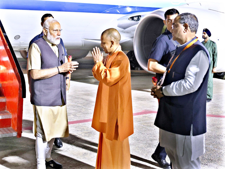 प्लेन से उतरने के बाद मुख्यमंत्री योगी आदित्यनाथ और भाजपा प्रदेश अध्यक्ष भूपेंद्र सिंह चौधरी ने पीएम मोदी का स्वागत किया।