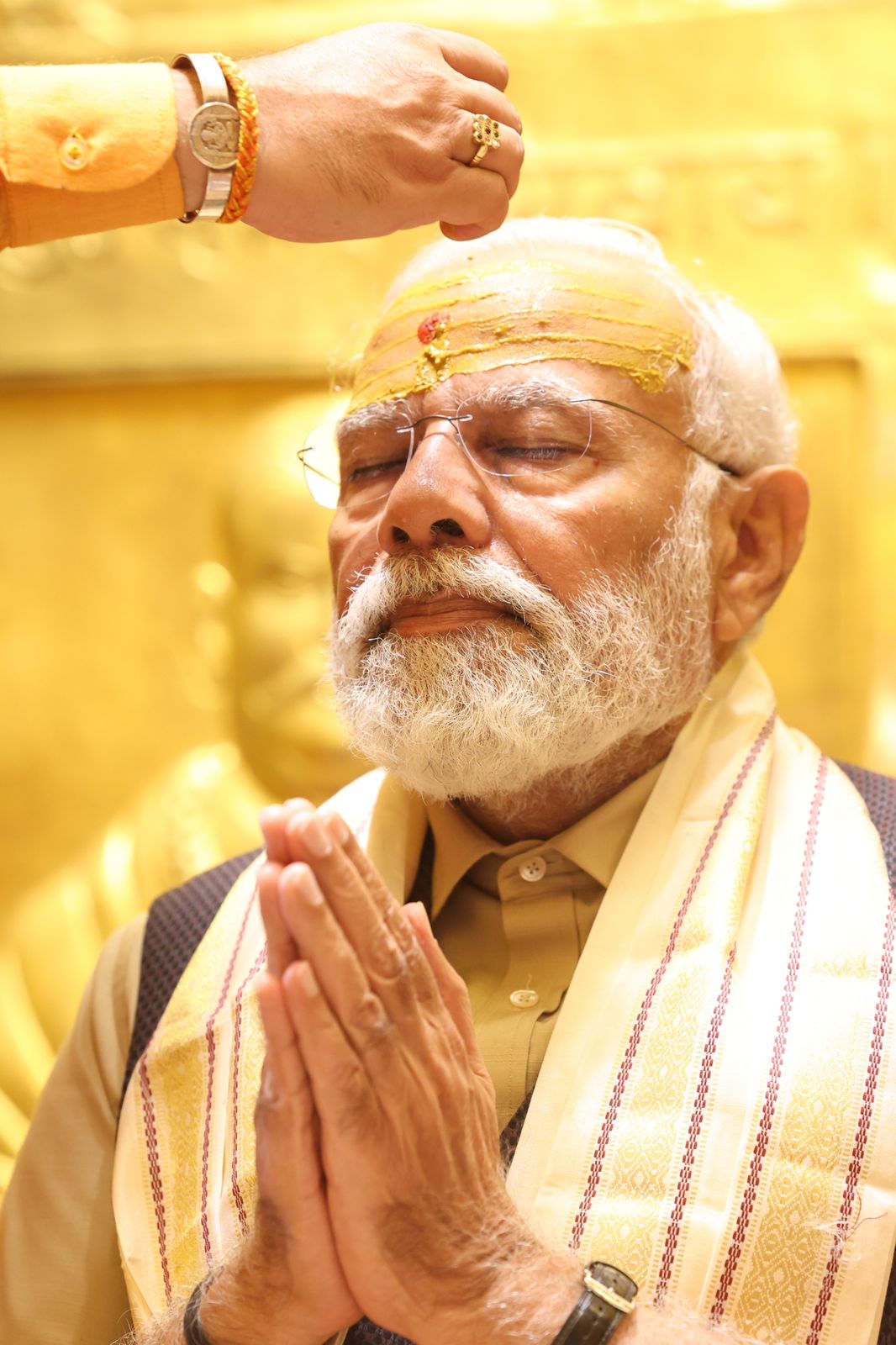 श्रीकाशी विश्वनाथ मंदिर के गर्भ गृह में PM मोदी करीब 20 मिनट तक रहे।