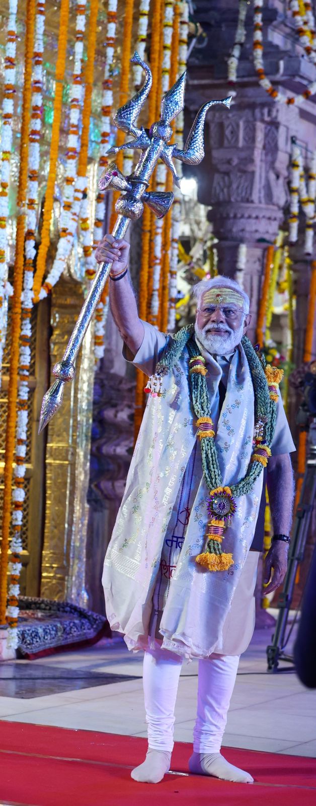 PM नरेंद्र मोदी की ये तस्वीर सोशल मीडिया पर वायरल है। कुछ लोग इसे काशी-मथुरा बाकी और ज्ञानवापी वाले मसले से जोड़ रहे हैं।