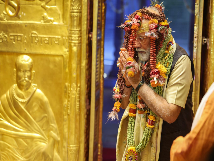 श्रीकाशी विश्वनाथ मंदिर में नरेंद्र मोदी ने विजयश्री मौर पहनकर बाबा को हाथ जोड़कर जीत की कामना की।
