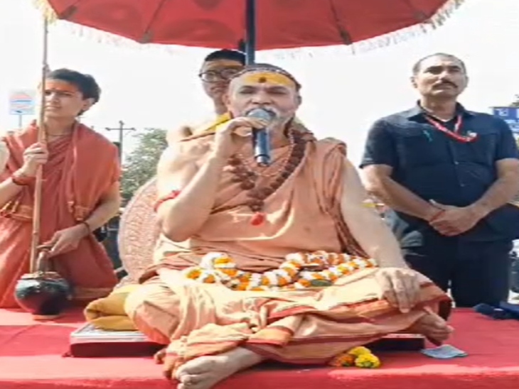 धरना प्रदर्शन में बैठे शंकराचार्य स्वामी अविमुक्तेश्वरानंद सरस्वती। - Dainik Bhaskar