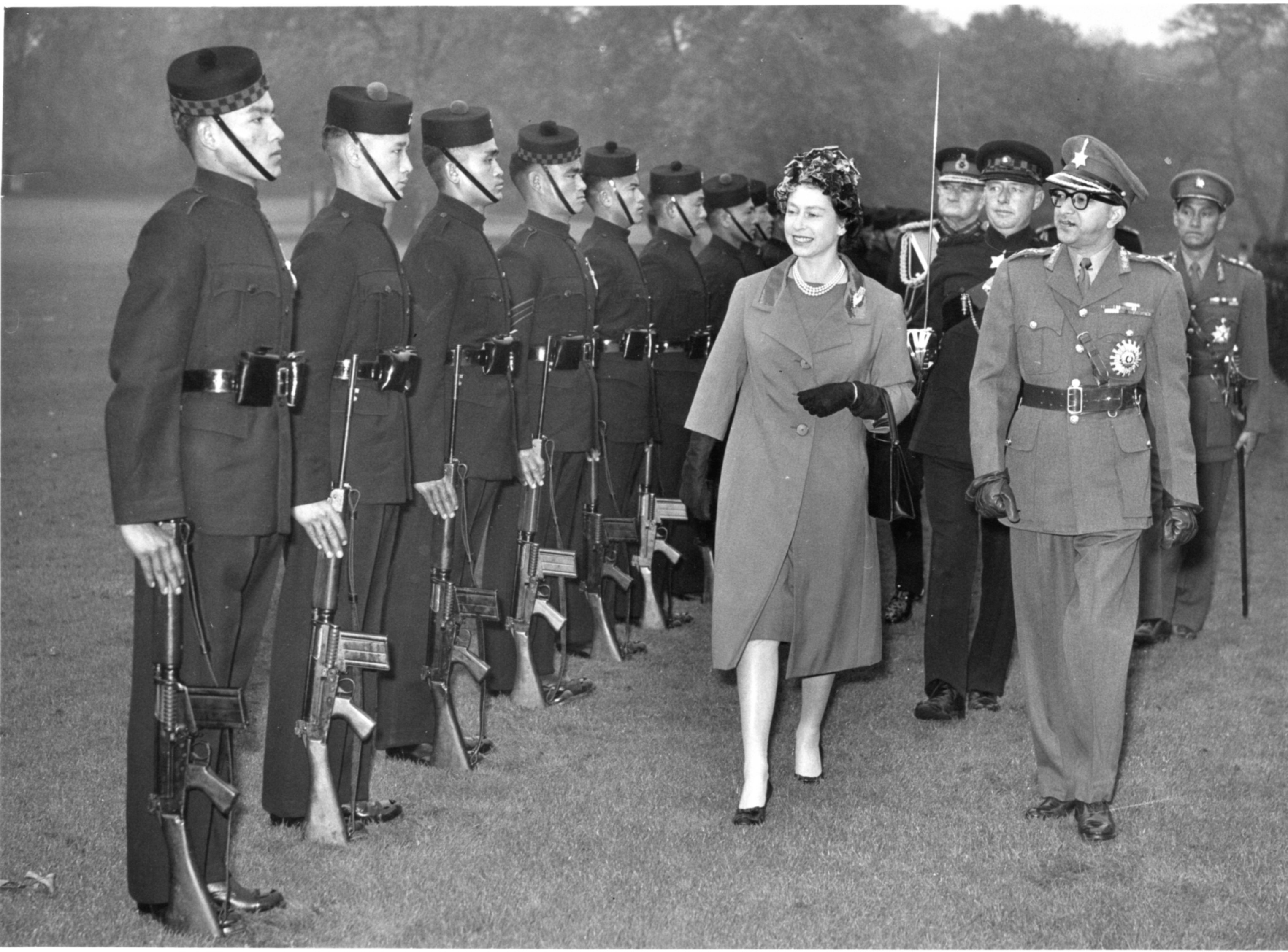 तस्वीर 1960 की है। तब बकिंघम पैलेस में एक प्रोग्राम के दौरान नेपाल के राजा महेंद्र और ब्रिटिश क्वीन ने गोरखा यूनिट का इंस्पेक्शन किया था।