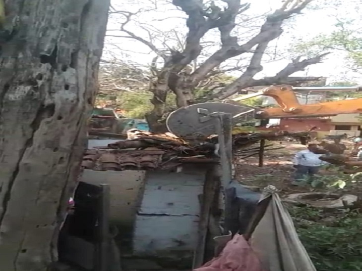 छुट्‌टी के दिन गरीब महिला के घर पर बुलडोजर चलाने को लेकर उठे सवाल। - Dainik Bhaskar