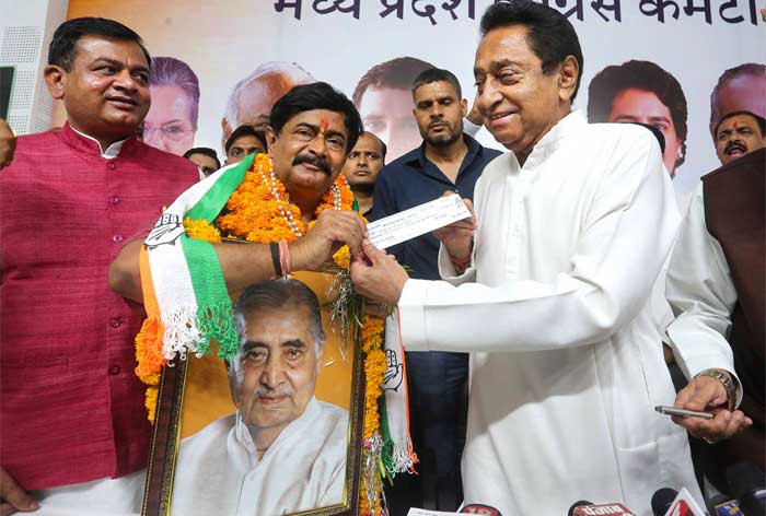 दीपक जोशी ने विधानसभा चुनाव से पहले कांग्रेस जॉइन कर ली थी। वे अपने साथ पूर्व सीएम कैलाश जोशी का फोटो लेकर प्रदेश कांग्रेस कार्यालय गए थे।