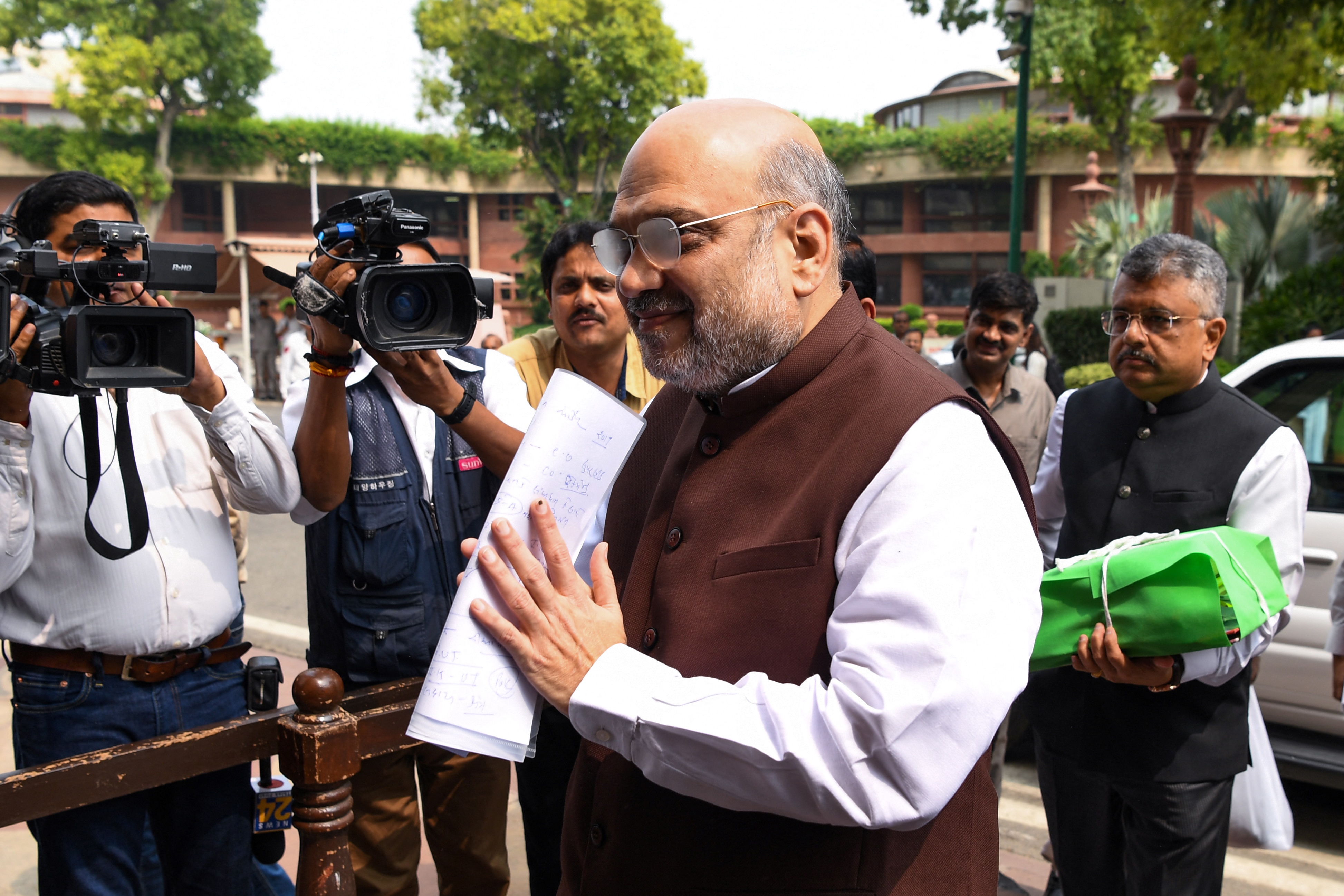 5 अगस्त 2019 को संसद में जाते गृहमंत्री अमित शाह। इसी दिन उन्होंने आर्टिकल 370 हटाने का प्रस्ताव रखा था। (फोटो- AFP)