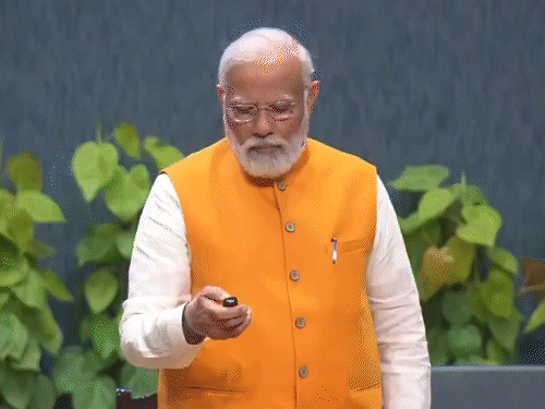 पीएम ने नमो ड्रोन दीदी योजना लॉन्च की। इसके तहत 1094 प्रशिक्षित महिला ड्रोन पायलट्स को किसान ड्रोन दिए गए हैं।