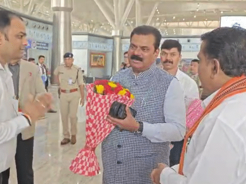 डिप्टी सीएम विजय शर्मा ने एयरपोर्ट पर केंद्रीय मंत्री का स्वागत किया। - Dainik Bhaskar