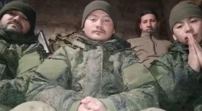 भारत सरकार से मदद मांगने वाले नेपालियों की यह तस्वीर सोशल मीडिया पर वायरल हो रही है।