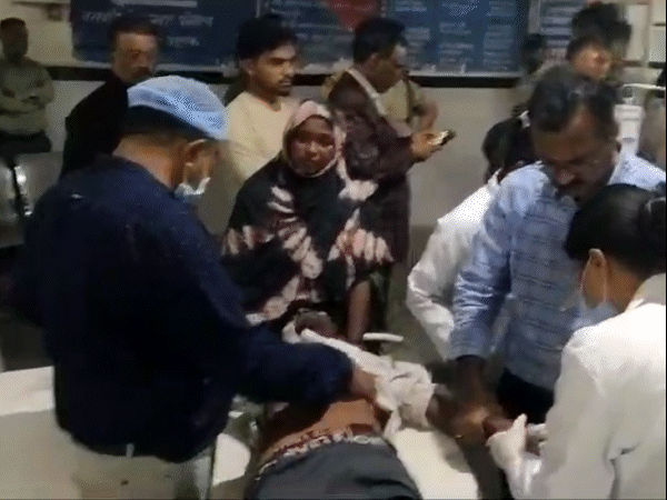 अस्पताल पहुंचते ही डॉक्टरों की टीम घायलों के इलाज में जुट गई।