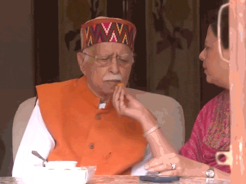 लालकृष्ण आडवाणी को सीने में इन्फेक्शन, अपोलो अस्पताल में भर्ती: ICU में रखा गया, जेपी नड्डा मिलने पहुंचे: ढाई साल में 6 बार भर्ती हुए pratibha sweet to advani gif 1710166269