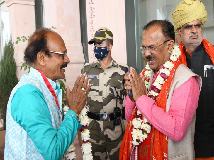 अयोध्या पहुंचने पर विधानसभा अध्यक्ष वासुदेव देवनानी का फूलों की माला पहनाकर स्वागत किया गया।