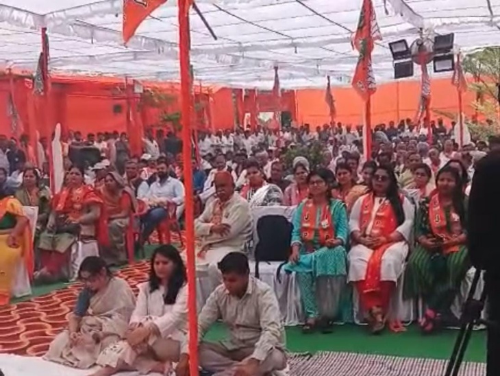 अलवर में बीजेपी कार्यालय के उद्घाटन पर मौजूद नेता व कार्यकर्ता।