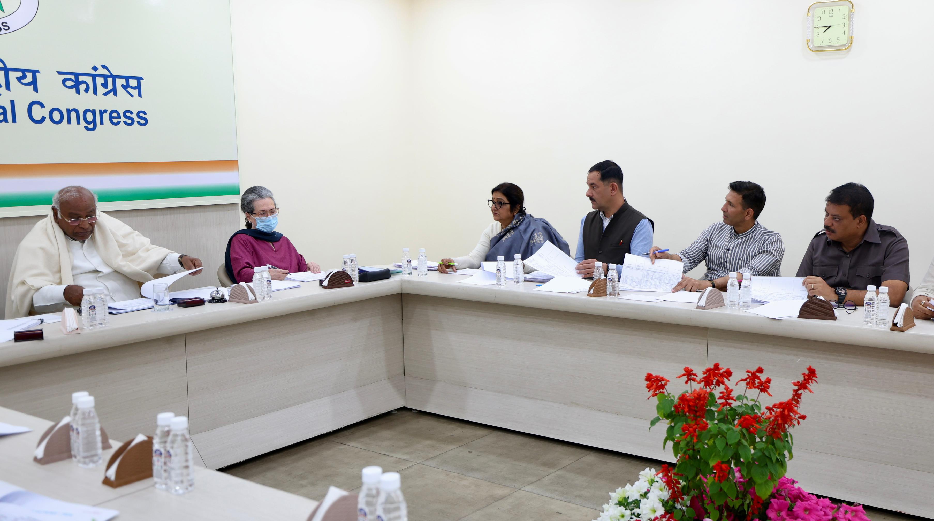 दिल्ली में सोमवार को कांग्रेस की केंद्रीय चुनाव समिति की बैठक हुई, जिसमें मध्यप्रदेश की सीटों को लेकर नामों पर चर्चा हुई।