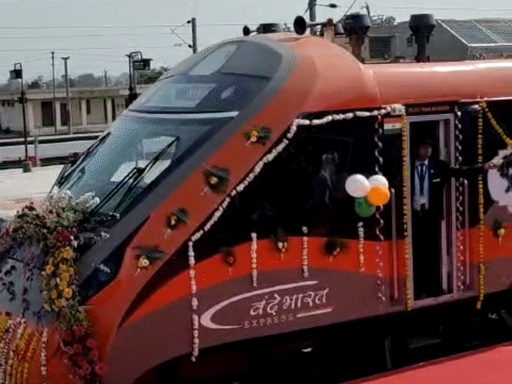 मंगलवार को खजुराहो से हजरत निजामुद्दीन के लिए वंदे भारत एक्सप्रेस रवाना हुई।