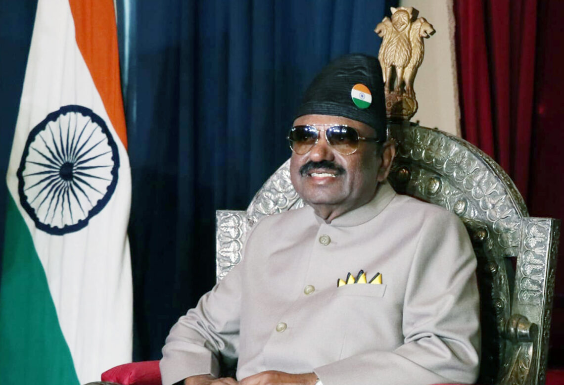 पश्चिम बंगाल के राज्यपाल सीवी आनंद बोस। राज्य सरकार से उनकी ठनी रहती है। सरकार ने आरोप लगाए कि राज्यपाल कठपुतली शासन चलाना चाहते है। राज्यपाल ने आरोप लगाए कि सरकार उनकी जासूसी कर रही है।