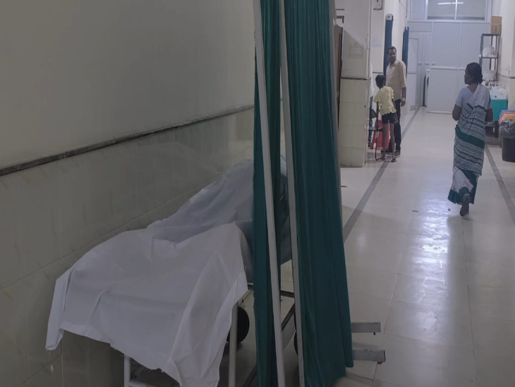 माना सिविल अस्पताल में ड्राइवर उमाशंकर का शव।