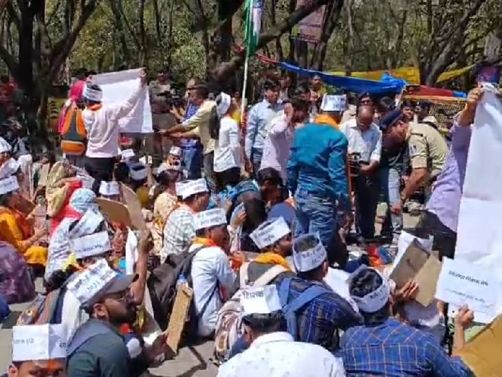 भारतीय जनता पार्टी के दफ्तर के सामने बैठे अभ्यर्थी।