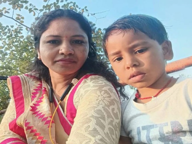 अपनी बेटी के साथ शिक्षिका कलावती। (फाइल फोटो)