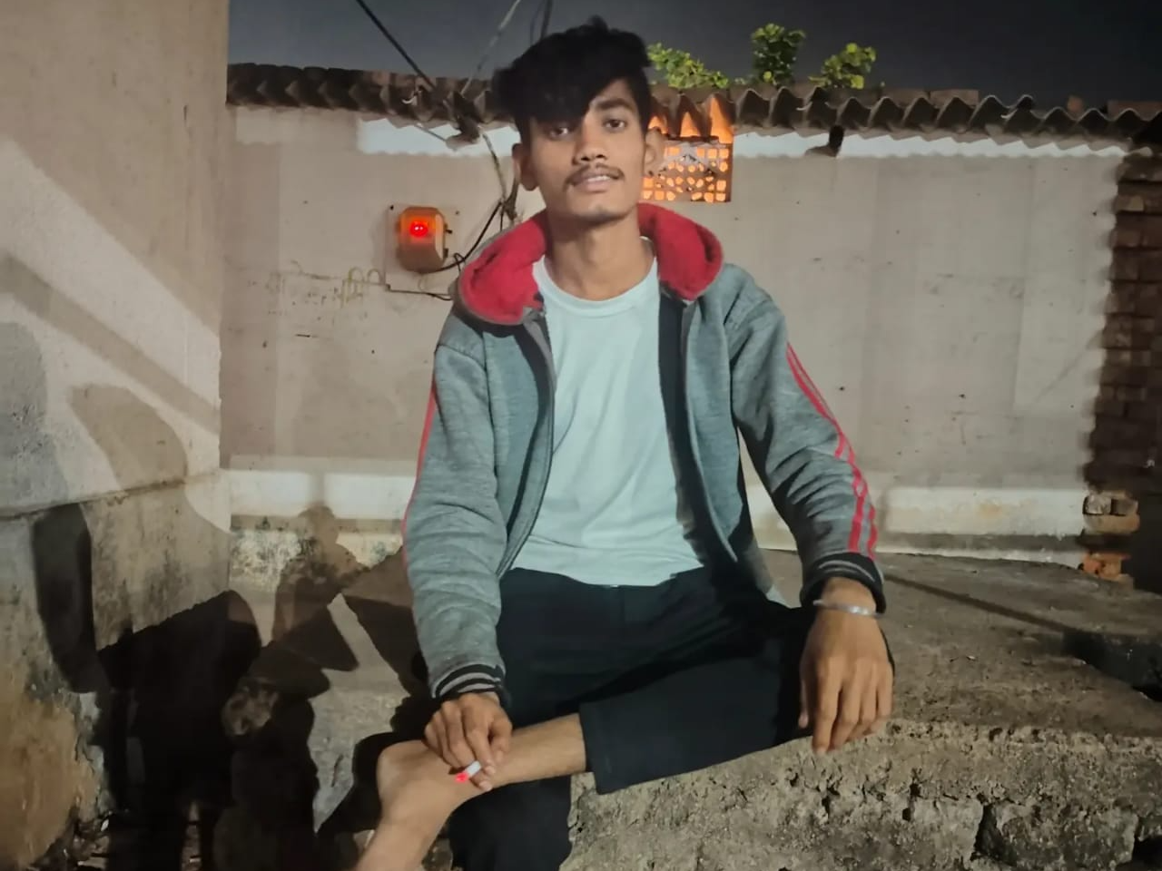 फेब्रिकेशन कंपनी में करंट लगने से युवक की मौत - Dainik Bhaskar