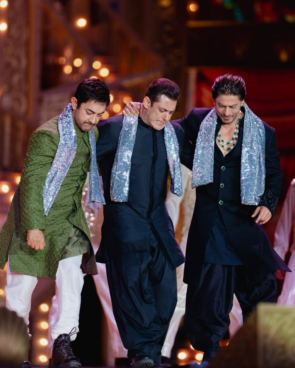 दूसरे दिन शाम को हुए कार्यक्रम में शाहरुख खान, सलमान खान और आमिर खान ने मिलकर RRR के गाने नाटू-नाटू पर डांस किया था।