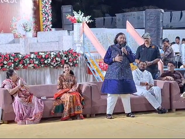 कार्यक्रम के दौरान स्टेज पर मौजूद कोकिलाबेन अंबानी, राधिका मर्चेंट और अनंत अंबानी।