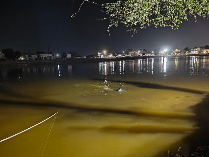 दूसरी घटना में भिलाई तीन थाना क्षेत्र में शख्स ने की खुदकुशी। तालाब में डीप डाइविंग कर शव को खोजती एसडीआरएफ की टीम।