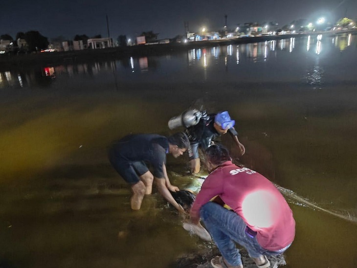 देवाशीष बनर्जी का शव उम्दा तालाब से बाहर निकाला गया।