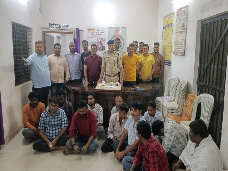 अमलेश्वर पुलिस की गिरफ्त में जुआरी - Dainik Bhaskar